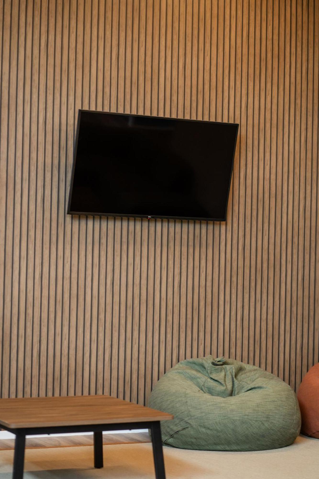 Hostel Haka House Rotorua Zewnętrze zdjęcie A wall mounted television