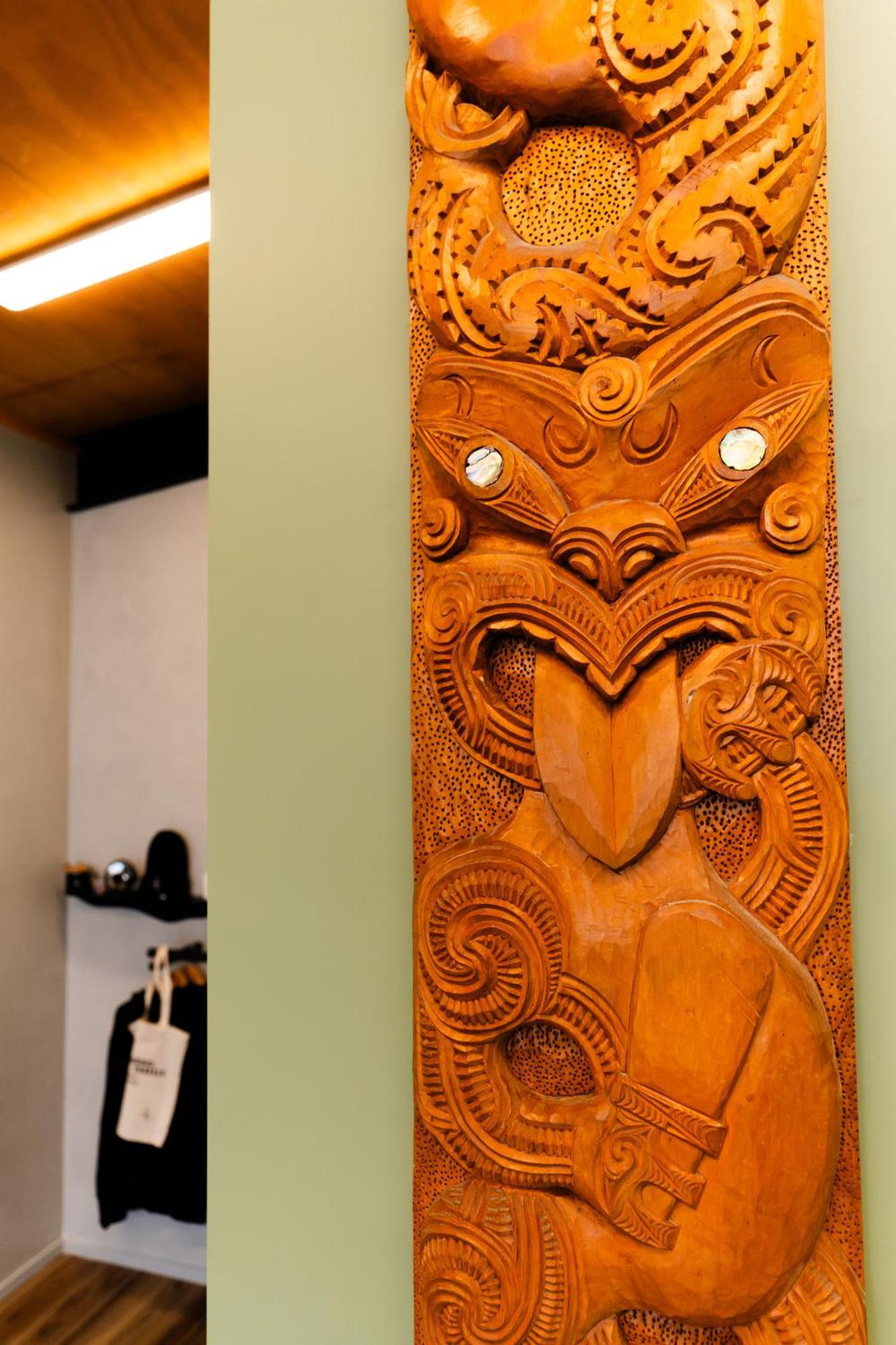 Hostel Haka House Rotorua Zewnętrze zdjęcie A pounamu carving